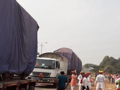 the couches of pune metro arrives in pimpri chinchwad | पुणे मेट्राेचे डबे पिंपरी - चिंचवडमध्ये दाखल ; नागरिकांनी केले स्वागत