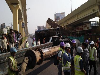 Pimpri Chinchwad metro project's drill machine collapsed | पिंपरी चिंचवड : मेट्रोच्या बांधकामादरम्यान ड्रिल मशिन कोसळली, सुदैवानं जीवितहानी नाही