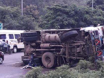 Pune: One died after being found under a dumper while crossing the road on the Mumbai highway | पुणे - मुंबई महामार्गावर रस्ता ओलांडताना डंपरखाली सापडून एकाचा मृत्यू