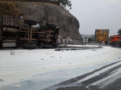 mumbai Lane closed due to overturning of chemical tanker on mumbai pune expressway | मुंबई-पुणे एक्सप्रेसवेवर केमिकलचा टँकर उलटल्याने मुंबई लेन पूर्ण बंद