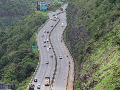 asking car slow down robbed passenger pune mumbai expressway | मुंबई-पुणे द्रुतगती मार्गावर गाडी हळू चालवायला सांगितल्याने प्रवाशाला लुटले