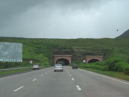 Two more tunnels on Pune-Mumbai Expressway, 2.5 thousand crores for eight tiers | पुणे-मुंबई एक्सप्रेस वेवर आणखी दोन बोगदे, आठ पदरीसाठी अडीच हजार कोटी