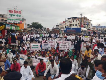 Farmers' agitation at with the slogan 'Land does not belong to us, it belongs to someone's father' | 'जमीन आमच्या मालकीची नाही कुणाच्या बापाची' अशा घोषणा देत आळेफाटा येथे शेतकऱ्यांचे रास्ता रोको आंदोलन