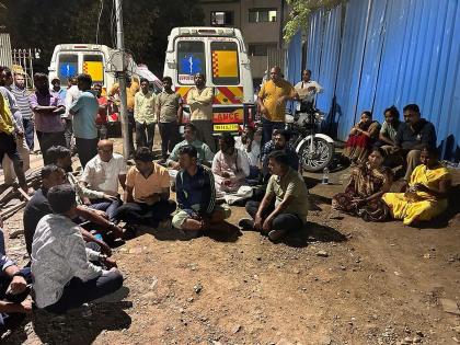 Pimpri: Five people died due to the collapse of an unauthorized hoarding, the family refused to take possession of the body! | Pimpri: अनधिकृत होर्डिंग कोसळून पाच जणांचा मृत्यू, कुटुंबीयांकडून मृतदेह ताब्यात घेण्यास नकार!