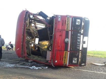 Four passengers injured in Peth-Pune bus accident | पेठ-पुणे बस पलटी झाल्याने चार प्रवासी जखमी