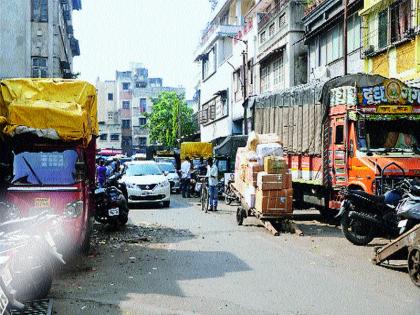 Steeps in pits, heavy vehicles on narrow streets; Parking questions, traffic troubles | पेठांमध्ये होतोय कोंडमारा, चिंचोळ्या रस्त्यांवर जड वाहने; पार्किंगचा प्रश्न, वाहतूककोंडीचा त्रास