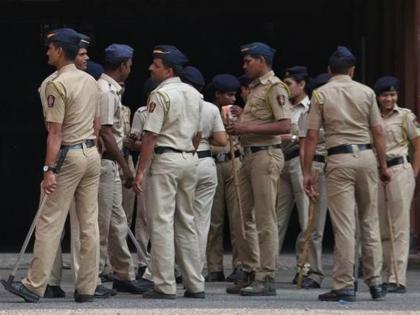 Notices to police to the Society for compliance with the ban | कोरोनाच्या पार्श्वभूमीवर संचारबंदीच्या पालनासाठी पुणे पोलिसांकडून सोसायटींना नोटिसा 