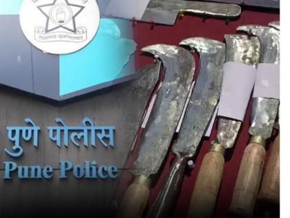 pune Police desperate and criminals on the loose; Coyote stabbing in Pune due to minor dispute | VIDEO : पोलीस हतबल अन् गुन्हेगार मोकाट; किरकोळ वादातून पुण्यात कोयत्याने वार