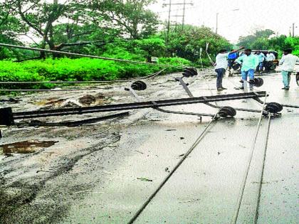 The storm blasted 16 pieces of electricity; Power supply through alternate arrangements in Hadapsar, Magarpatta area | वादळाने विजेचे १६ खांब जमीनदोस्त; हडपसर, मगरपट्टा परिसरात पर्यायी व्यवस्थेतून वीजपुरवठा