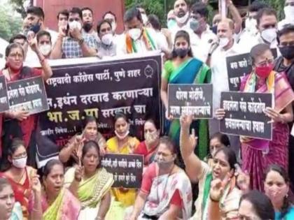 NCP's 'Choolbhakari' protest against fuel price hike in pune | "धोरण मोदींचे,मरण सर्वसामान्यांचे..." ; इंधन दरवाढीच्या निषेधार्थ राष्ट्रवादी काँग्रेसचं 'चूलभाकरी' आंदोलन 