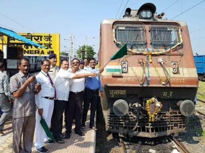 Welcome to the Pune-Kazipet Superfast, wait for a new car | पुणे-काझीपेठ सुपरफास्टला बडने-यात थांबा, नवीन गाडीचे जल्लोषात स्वागत 