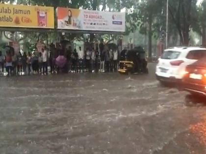 Video: Thunderstorms in Pune; Rivers began to flow on the roads | Video: पुण्यात विजांच्या कडकडाटासह पावसाचा धुमाकूळ; रस्त्यांवर नद्या वाहू लागल्या