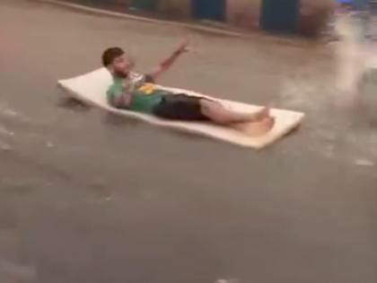 Pune Rain: Enjoy boating on the streets of Pune! The young man's video is going viral | Pune Rain: पुण्यातील रस्त्यावर बोटिंगचा आनंद! तरूणाचा व्हिडिओ होतोय व्हायरल