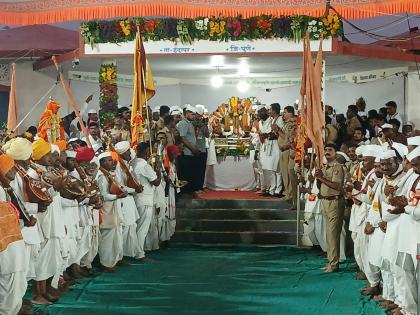 The last stop in Pune district was Sarati, where the Sant Tukaram Maharaj palanquin ceremony took place. | पुणे जिल्ह्यातील शेवटचा मुक्काम सराटी येथे संत तुकाराम महाराज पालखी सोहळा विसावला. The last stop in Pune district was Sarati, where the Sant Tukaram Maharaj palanquin ceremony took place. | पुणे जिल्ह्यातील शेवटचा मुक्काम सराटी येथे संत तुकाराम महाराज पालखी सोहळा विसावला.