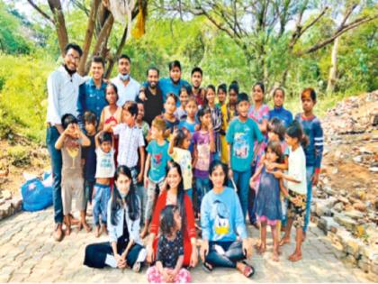 A wallless school opened for street children working to educate kids | रस्त्यावरच्या मुलांसाठी उघडली बिनभिंतीची शाळा; युवकांचा उपक्रम