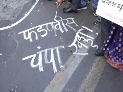 names of BJP leaders to road this is a unique agitation by Shiv Sena in Pune | खड्ड्यांना भाजप नेत्यांची नावे; पुण्यात शिवसेनेचे हे अनोखे आंदोलन