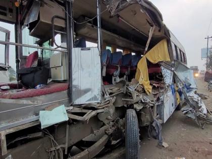 Fatal accident involving truck and bus on Pune-Solapur highway; Four died on the spot and 20 were seriously injured | पुणे-सोलापूर महामार्गावर ट्रक आणि बसचा भीषण अपघात; ४ जण जागीच ठार, १५ जखमी