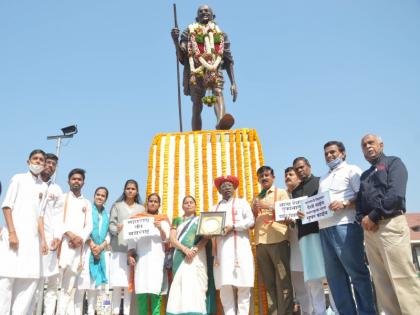 Shahir Hemantraje opposes Mavalen's wine sale; The government's de-addiction award was returned | Pune: शाहीर हेमंतराजे मावळेंचा वाईन विक्रीला विरोध; शासनाचा व्यसनमुक्ती पुरस्कार केला परत