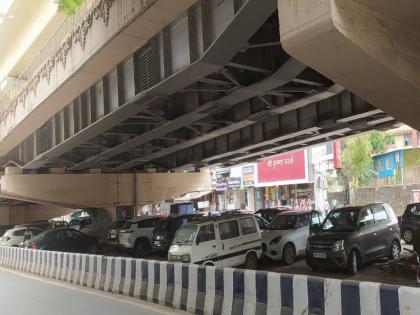 pune traffic news Illegal parking on city roads, including flyovers | Pune Traffic News : पुणे शहरातील उड्डाणपुलांसह रस्त्यांना अवैध पार्किंगचा विळखा