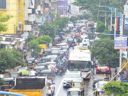 pune traffic news pune residents suffer due to traffic jams; queues in central areas continue to move forward | pune traffic : वाहतूक कोंडीमुळे पुणेकर त्रस्त;मध्यवस्तीतील रांगा पुढे सरकेनात pune traffic news pune residents suffer due to traffic jams; queues in central areas continue to move forward | pune traffic : वाहतूक कोंडीमुळे पुणेकर त्रस्त;मध्यवस्तीतील रांगा पुढे सरकेनात