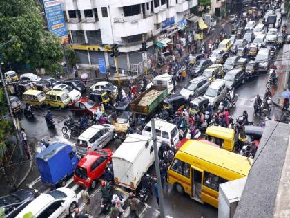 Traffic jam of Pune people; The 'load' of vehicles and the deadlock, the number of vehicles is almost 36 lakhs | पुणेकरांचं Traffic Jam; वाहनांचा ‘भार’ अन् कोंडीचा मार, वाहनसंख्या तब्बल ३६ लाखांवर