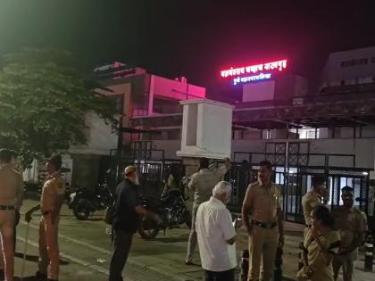 VHP Party Worker create ruckus at Yashwant Natyagruha alleging that Gautam Buddha was insulted in the play | संन्यस्त खड्ग नाटकावरुन पुण्यात वंचितच्या कार्यकर्त्यांचा राडा; यशवंत नाट्यगृहात घोषणाबाजी, पोलिसांचा फौजफाटा तैनात