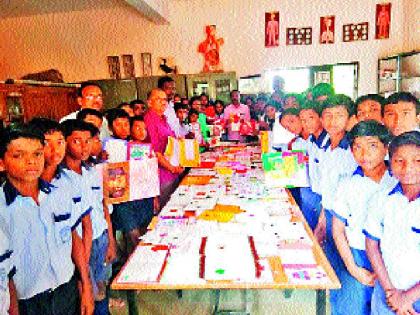 The students made the rakhi's for soldiers | सैनिकांसाठी विद्यार्थ्यांनी बनविल्या राख्या