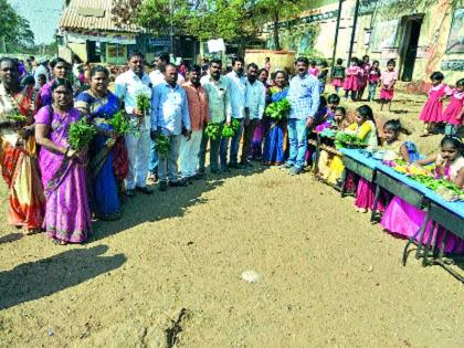 Take vegetables, vegetables ..! Fenugreek leaves 5, leaves school left for the weekend | भाजी घ्या, भाजी..! मेथी ५ रुपये, शाळेतून निघाला आठवडेबाजाराचा सूर