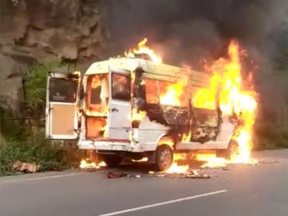 vehicle fire near on mumbai bangalore highway new katraj tunnel | नवीन कात्रज बोगद्याजवळ वाहनाला आग; प्रवासी वेळीच गाडीतून उतरल्याने मोठा अनर्थ टळला 