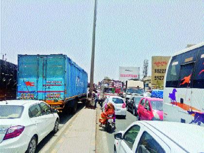  Pune-Nashik highway: Chimbilapata Chowk heavy traffic for two hours | पुणे-नाशिक महामार्ग : चिंबळीफाटा चौक दोन तास थबकला