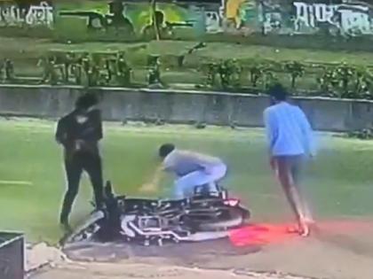 Pune Crime: Youth attacked with sword in front of IT Park in Pune | Video: पुण्यातील IT पार्कसमोर तरुणावर तलवारीने हल्ला Pune Crime: Youth attacked with sword in front of IT Park in Pune | Video: पुण्यातील IT पार्कसमोर तरुणावर तलवारीने हल्ला