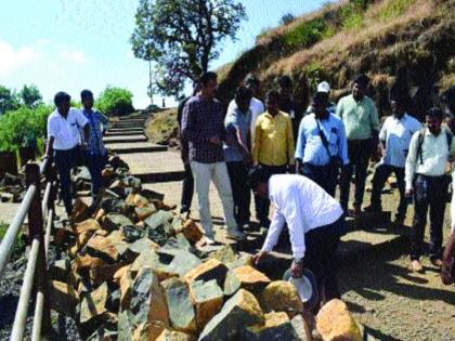 Due to Raigad conservation, the work of the locals is under the supervision of the archaeological department | रायगड संवर्धनामुळे स्थानिकांना रोजगार , पुरातत्त्व विभागाच्या देखरेखीखाली सुरू आहे किल्ल्याचे काम