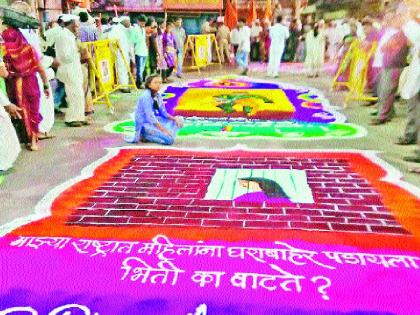 On the Palakhi road, she runs the Rangoli Rangibali | पालखीमार्गावर ‘ती’ धावत घालते रांगोळीच्या पायघड्या