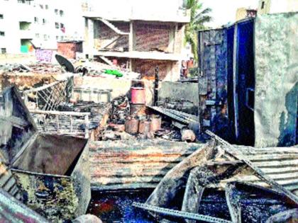  Kondhwa Budruk Kakagagalli: Three homes in the cylinder blast | कोंढवा बुद्रुक काकडेगल्ली : सिलिंडरच्या स्फोटात तीन घरे खाक