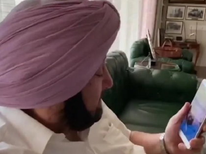 Punjab CM Capt Amarinder Singh Video Call To ASI Harjeet Singh rkp | ज्या पोलीस अधिकाऱ्याचा हात कापला होता, त्यांना मुख्यमंत्र्यांचा थेट व्हिडीओ कॉल; म्हणाले...