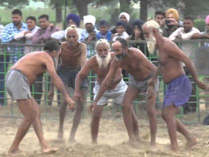 watch video of old man kabbadi match of Punjab | Video : पंजाबमधील या आजोबांची कबड्डी तरुणांनाही लाजवेल!