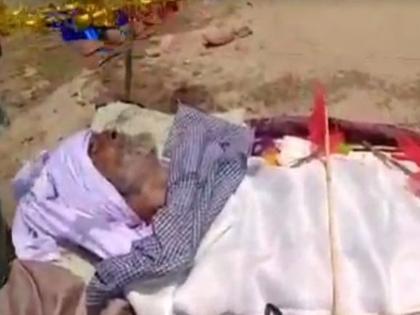 127 year old tahal singh passed away people and relatives dance on the beat of drums | १२७ व्या वर्षी निधन, वाद्यांसह निघाली अंत्ययात्रा; कुटुंबीय अन् ग्रामस्थांचा नाचत-गात सहभाग