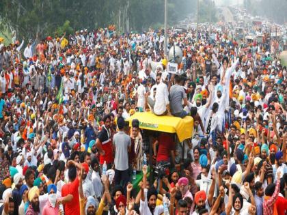 Whose loss due to repeal of laws ?; Protesting farmers question the government; | कायदे मागे घेतल्याने कुणाचे नुकसान?; आंदोलक शेतकऱ्यांचा सरकारला सवाल