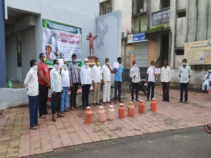 Milk anointing at the statue of Baliraja by BJP and MNS in Pune | पुणतांब्यात भाजप, मनसेतर्फे बळीराजाच्या पुतळ्यात दुग्धाभिषेक 