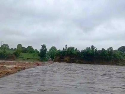 two drunk men swept away in flood, were pulled out of the Soki River by strip swimmers | पुरातून वाचले अन् पोलिसांचे फटके मिळाले, तळीरामांची उतरली झिंग