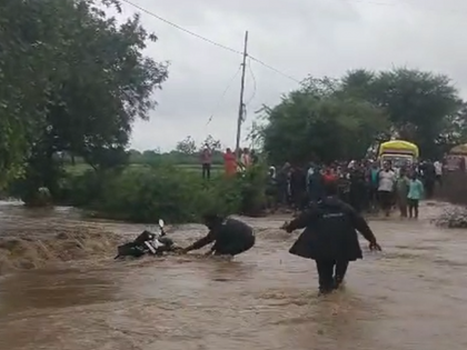 The flood did not stop; The bike was swept away, the driver narrowly escaped | पुरात निभाव लागला नाही; दुचाकी वाहून गेली, चालक थोडक्यात बचावला