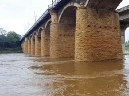 the flood level came down by 6 inches Due to less rain in Sangli district | सांगलीत पूरपातळी ६ इंचांनी उतरली, कोयनेतून विसर्ग कायम 