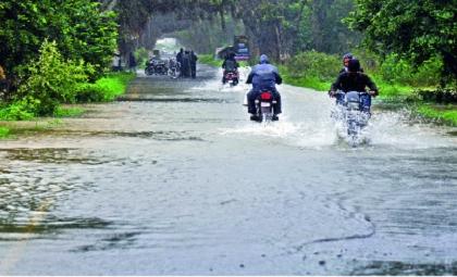 Mahapur in Kolhapur district; Shivaji bridge closed- Life time disrupted: Panchaganga has exceeded the level of risk | कोल्हापूर जिल्ह्यात महापूर; शिवाजी पूल बंद-जनजीवन विस्कळीत : पंचगंगेने धोका पातळी ओलांडली