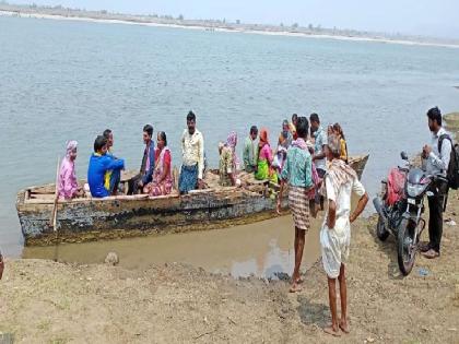 'Those' 20 villages of gadchiroli have to make a dangerous journey through the riverbed | 'त्या' २० गावांना करावा लागतो नदीपात्रातून धोकादायक प्रवास