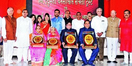 Give Ideal Virgo Award - Shan B. Mujumdar | आदर्श कन्या पुरस्कार द्या - शां. ब. मुजुमदार