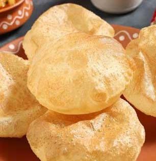 टम्म फुगलेल्या- मऊ पुऱ्या करा, पिठात कालवा १ गोष्ट- पुऱ्या जराही तेलकट- कडक होणार नाही