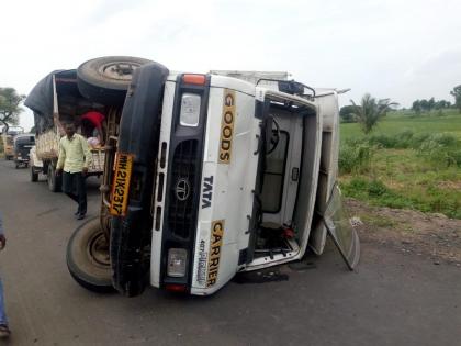 Two persons injured in a tempo accident due to Tyre burst | टायर फुटल्याने मालवाहतूक टेम्पोला अपघात, दोघे जखमी