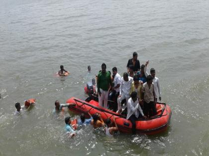 50 agitators jump godavari river in for the Maratha reservation at purna | मराठा आरक्षणासाठी ५० तरुणांनी घेतल्या गोदावरीत पात्रात उड्या