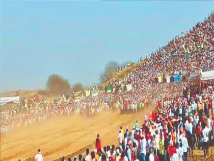 Bullock cart race rages in Pusegaon | पुसेगावात बैलगाडी शर्यतीचा उडाला धुरळा, शौकिनांमुळे डोंगरही भरला