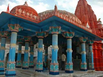 In pushkar brahma mandir married men don't go because savitri's curse to brahma | Travel tips: 'या' मंदिरात विवाहित पुरुष जायला धजावत नाहीत, आहे एक भयानक शाप